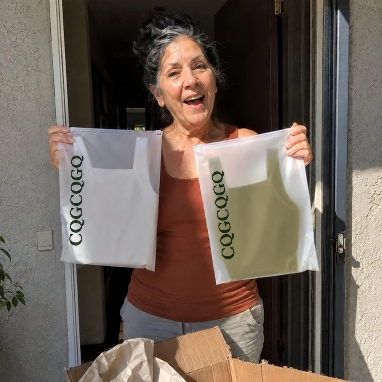 CQGCQGQ customer holding packaged tank tops